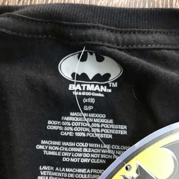 Batman Costume T-Shirt with Removable Cape NWT - Picture 3 of 3